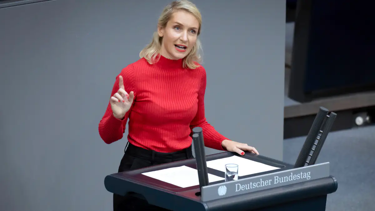 Linke-Chefin Ines Schwerdtner im Bundestag