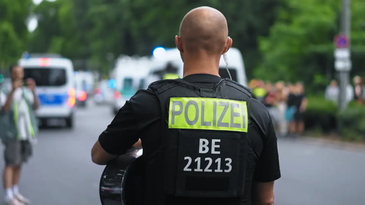 Symbolbild Frauenleiche: Polizist aus Berlin von hinten