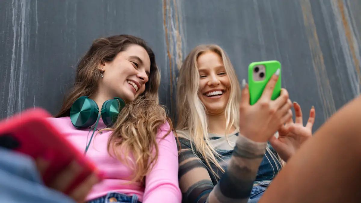 Zwei Mädchen der Gen Z schauen auf ihr Smartphone