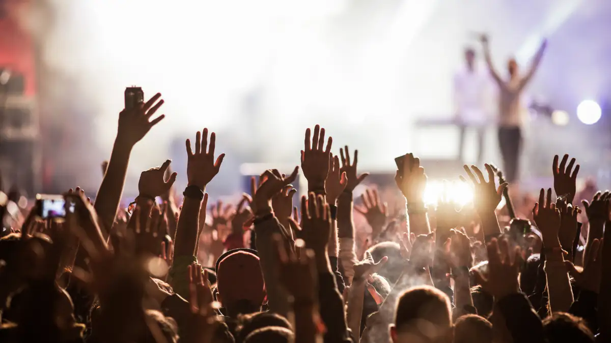 Symbolbild Gig Tripping: Viele Menschen bei einem Konzert