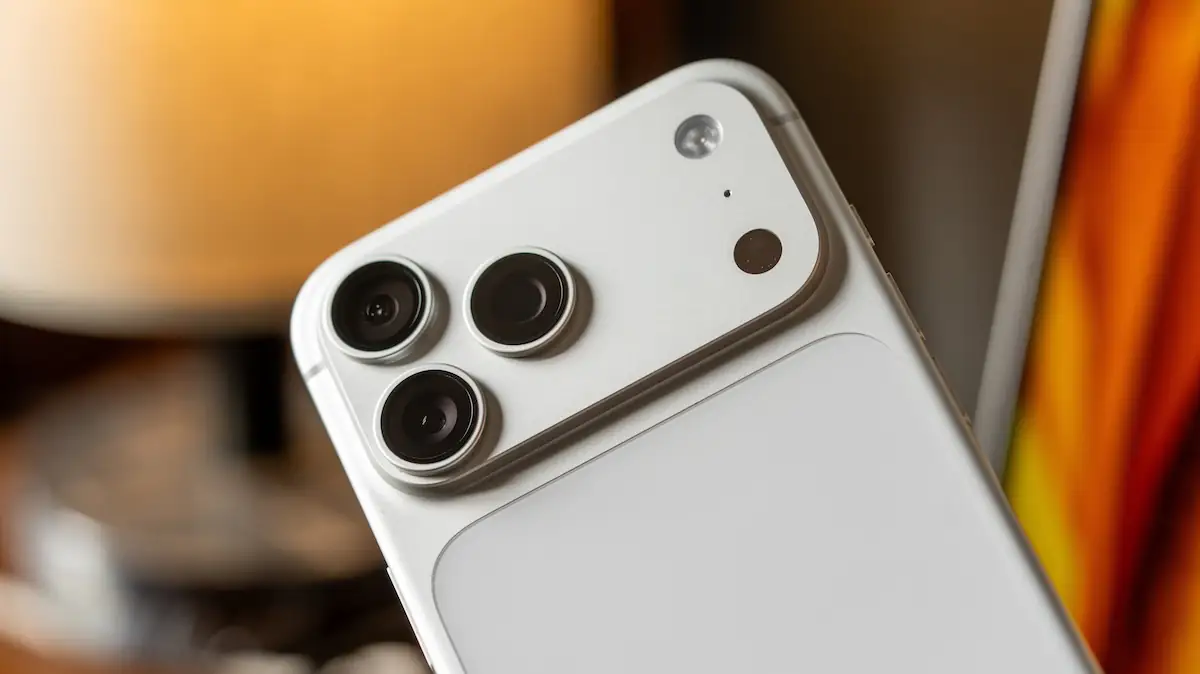 iPhone 18 Pro Symbolbild: Nahaufnahme des Kamera-Moduls eines silbernen iPhone 17 Pro