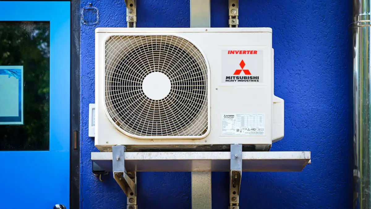 Klimaanlage vor einer blauen Wand