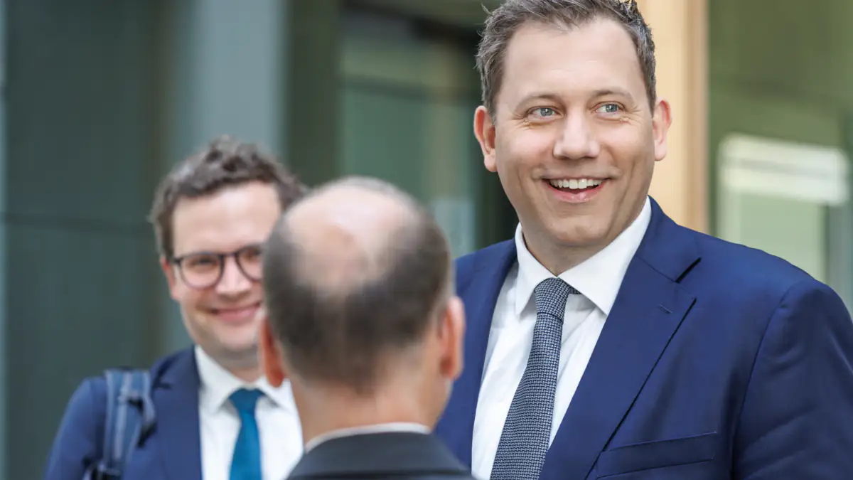 Lars Klingbeil in einem dunkelblauen Anzug