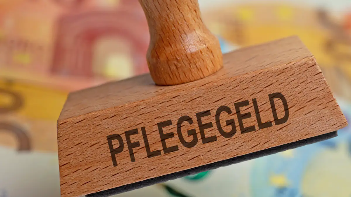 Stempel mit der Aufschrift "Pflegegeld"