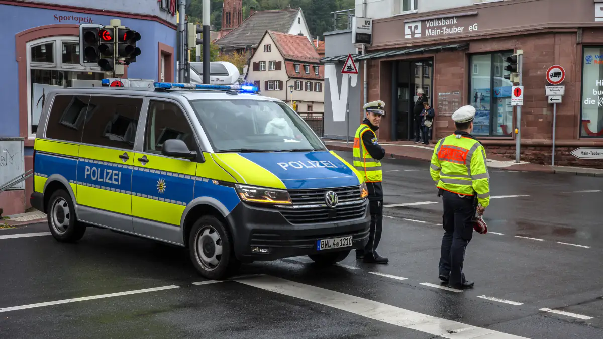 Symbolbild Sicherheitsrisiko Deutschland: Polizei auf einer Straße in Deutschland
