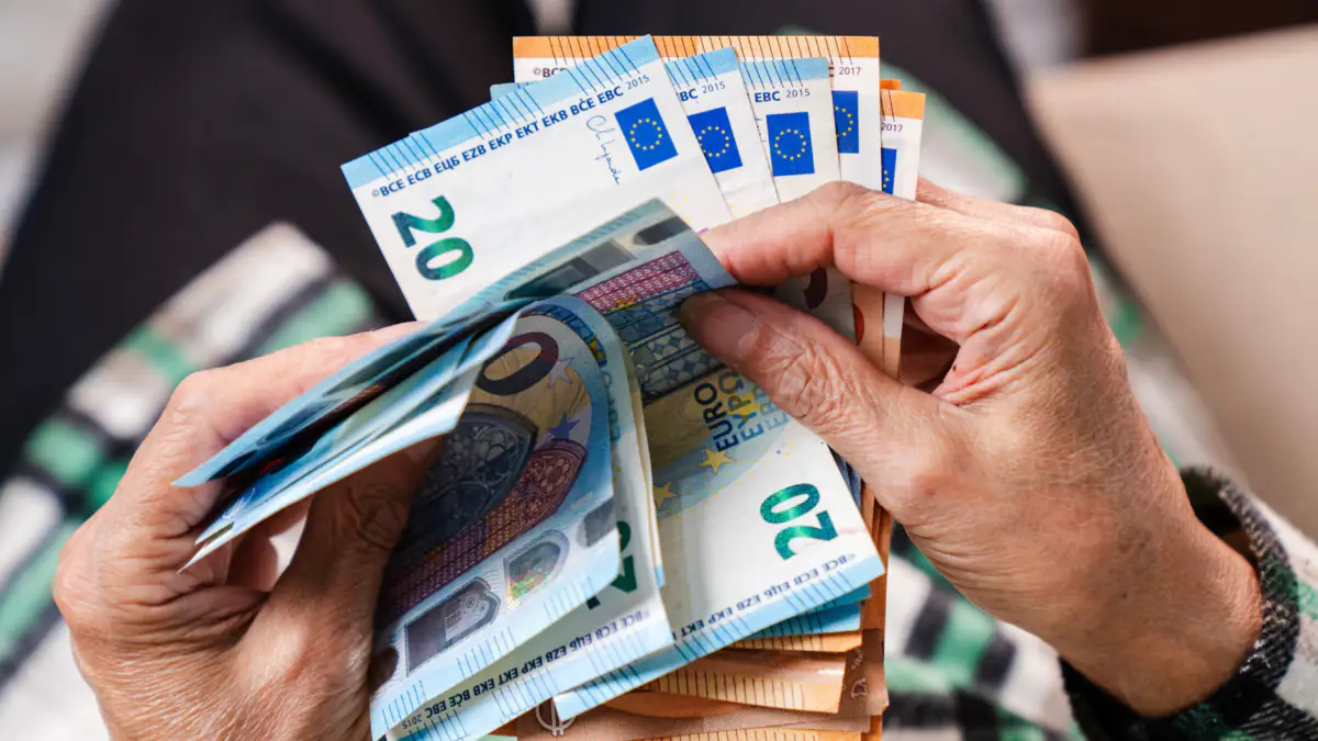 Rentnerin hält Geldscheine in der Hand