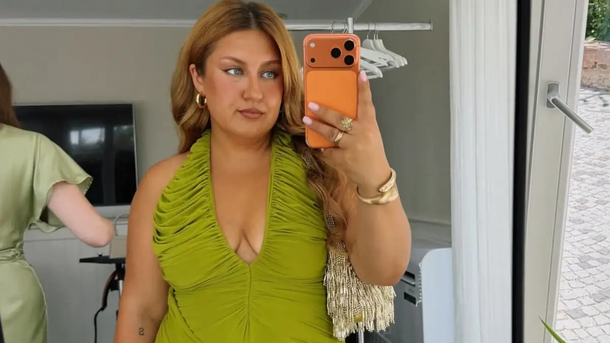 Selfiesandra in einem grünen Kleid