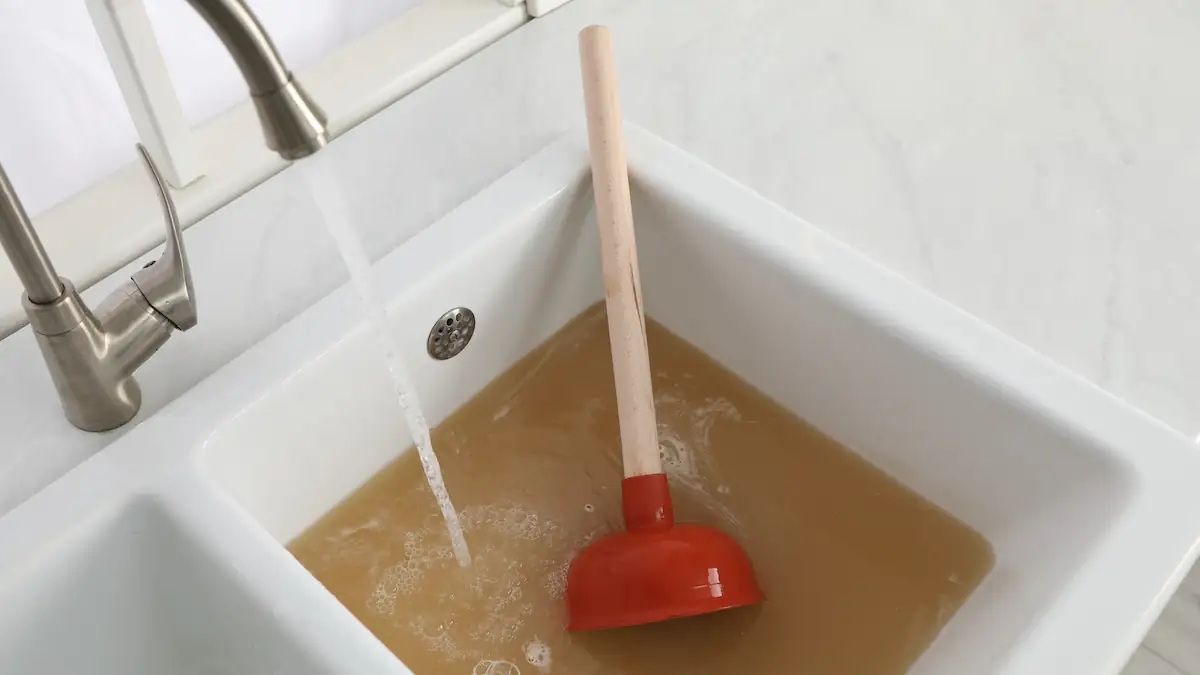 Abfluss verstopft: Eine Saugglocke in einem volle Waschbecken