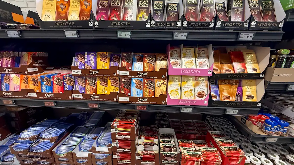 Regal voller Choceur-Schokolade bei Aldi