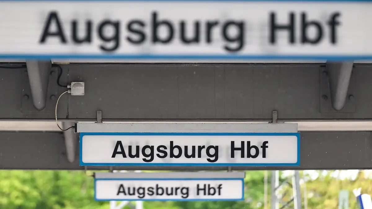 Augsburg Hauptbahnhof: Schilder zeigen den Namen der Stadt