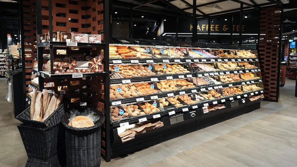 Backstation voller Backwaren im Supermarkt
