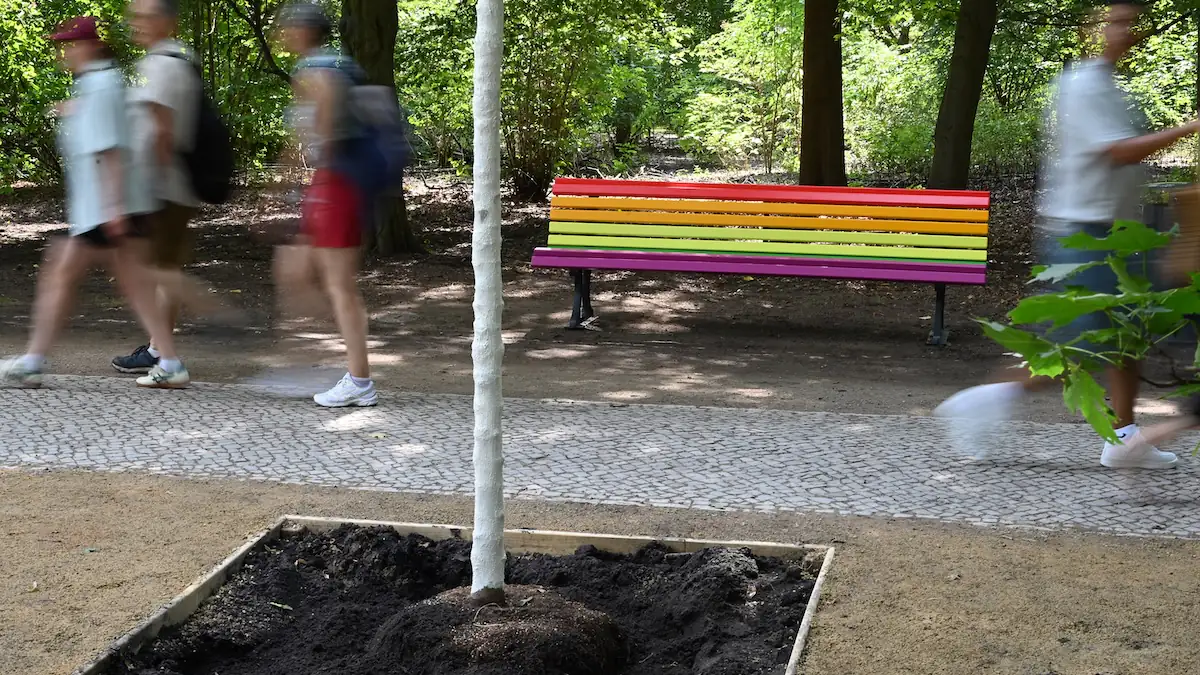 Regenbogenfarbene Bank im Tiergarten als Gedenkort für den CSD-Anschlag