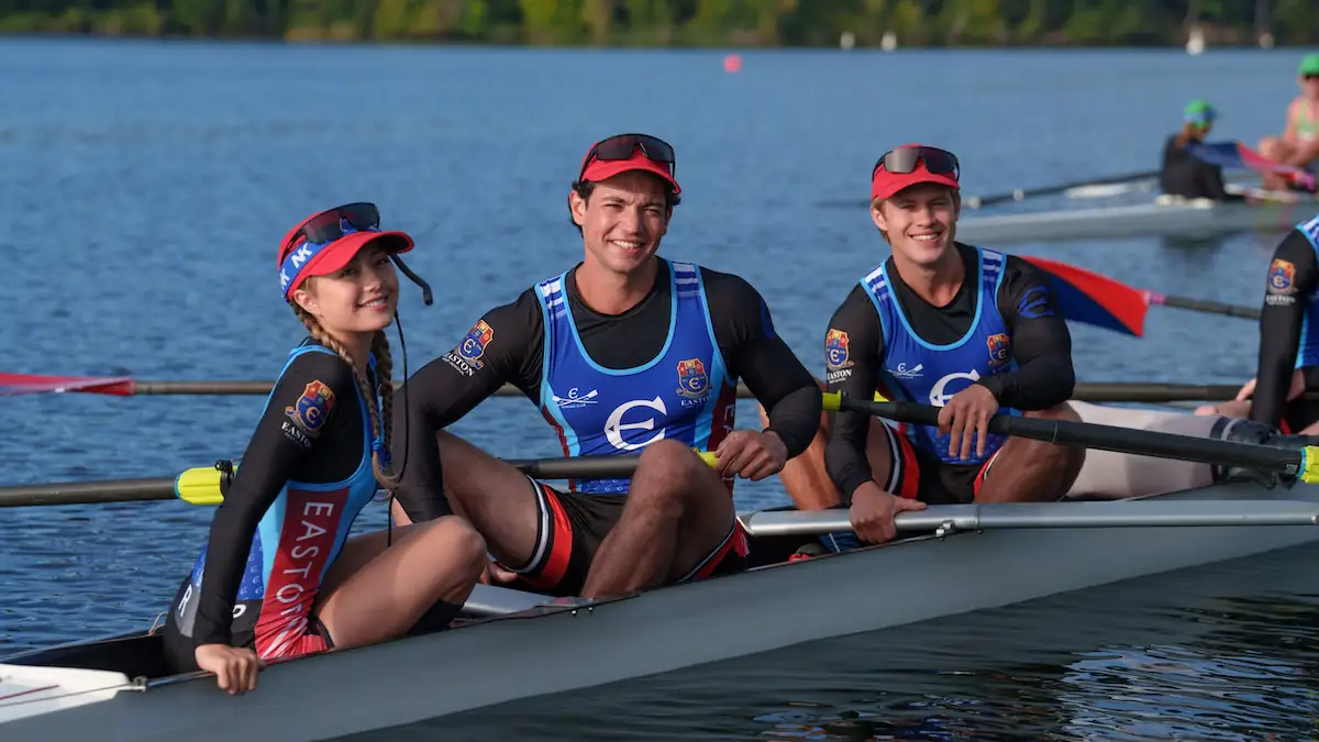Szene aus der Serie „Crew Girl“ zeigt Rudermannschaft