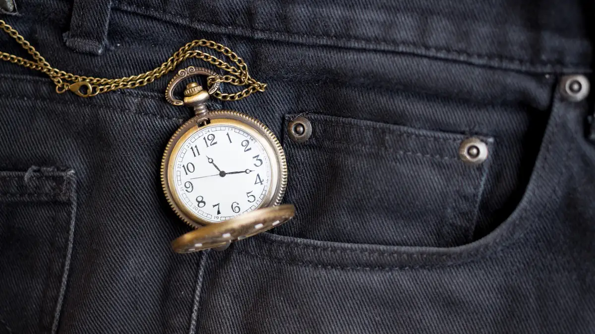 Taschen liegt auf einer Jeans in der Nähe der fünften kleinen Tasche („Watch pocket“)