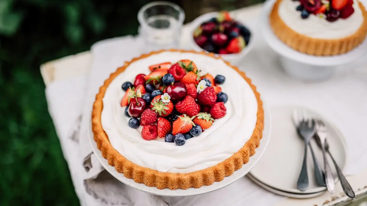 Eingedeckter Tisch mit einem Kuchen und Kuchengabeln