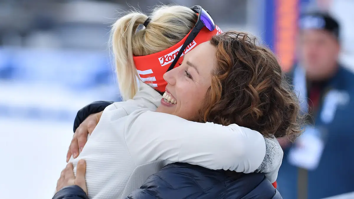 Laura Dahlmeier und Maren Hammerschmidt umarmen sich