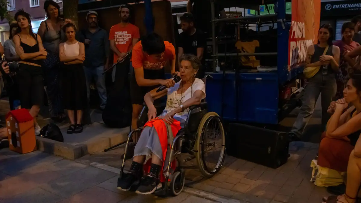 Die 87-jährige Maricarmen Abascal in einem Rollstuhl