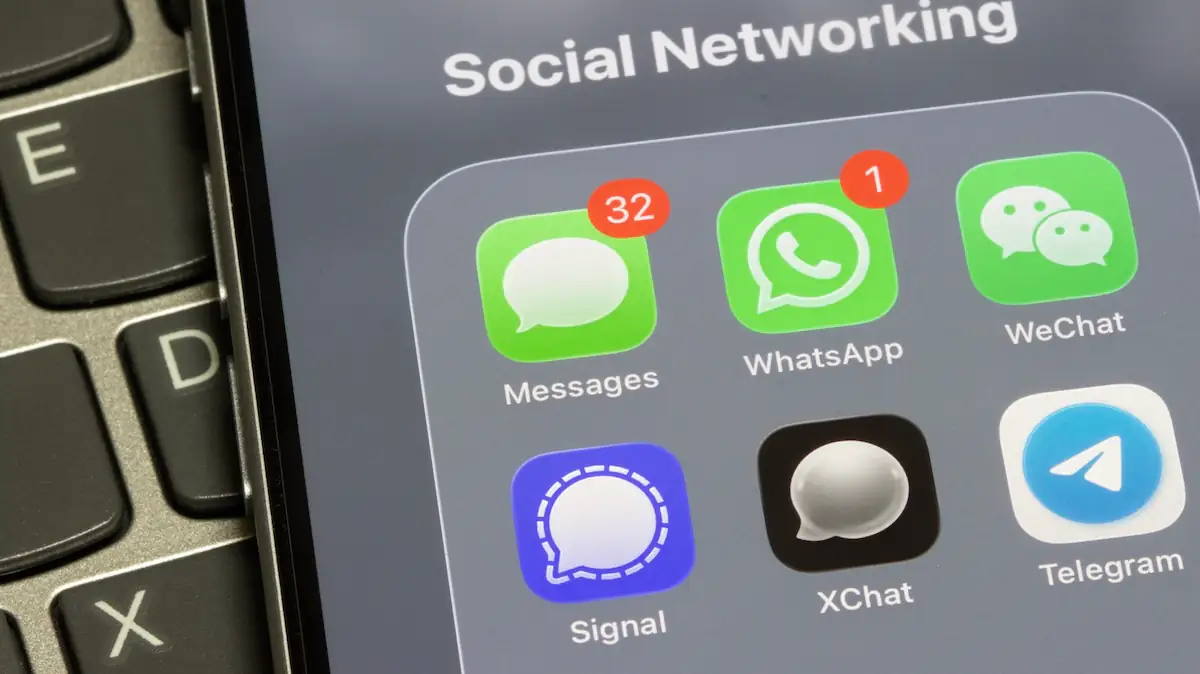 Messenger-Überwachung Symbolbild: Mehrere Icons von Messenger-Apps in einem Smartphone-Ordner