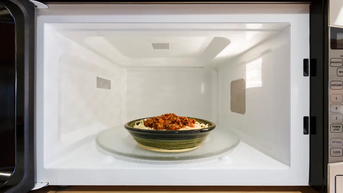 Ein Teller mit Essen in einer Mikrowelle