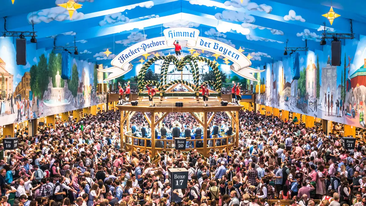 Zelt auf dem Oktoberfest in München