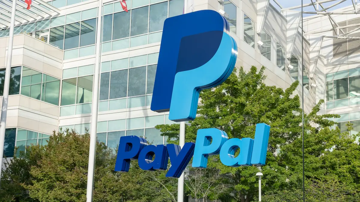 Bonusprogramm PayPal+ Symbolbild: PayPal-Logo vor einem Gebäude