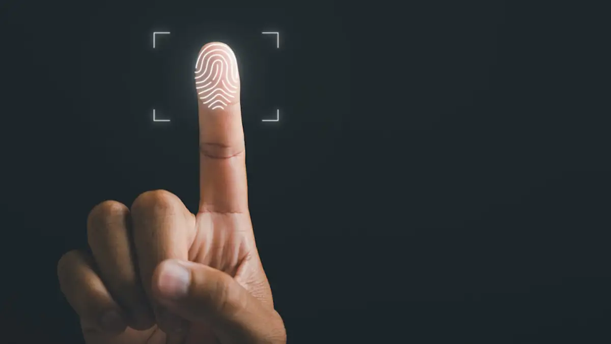 Peace-Zeichen als Sicherheitsrisiko Symbolbild: Biometrischer Fingerabdruck Nahaufnahme