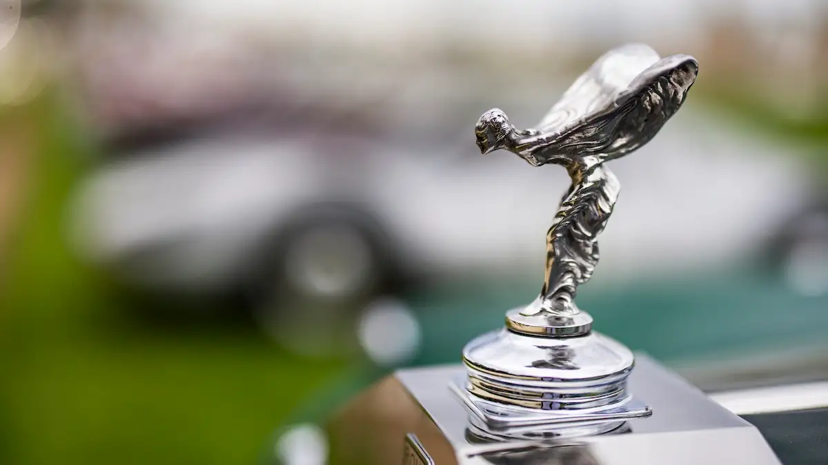Spirit of Ecstasy („Emily“) Kühlerfigur von Rolls-Royce Nahaufnahme