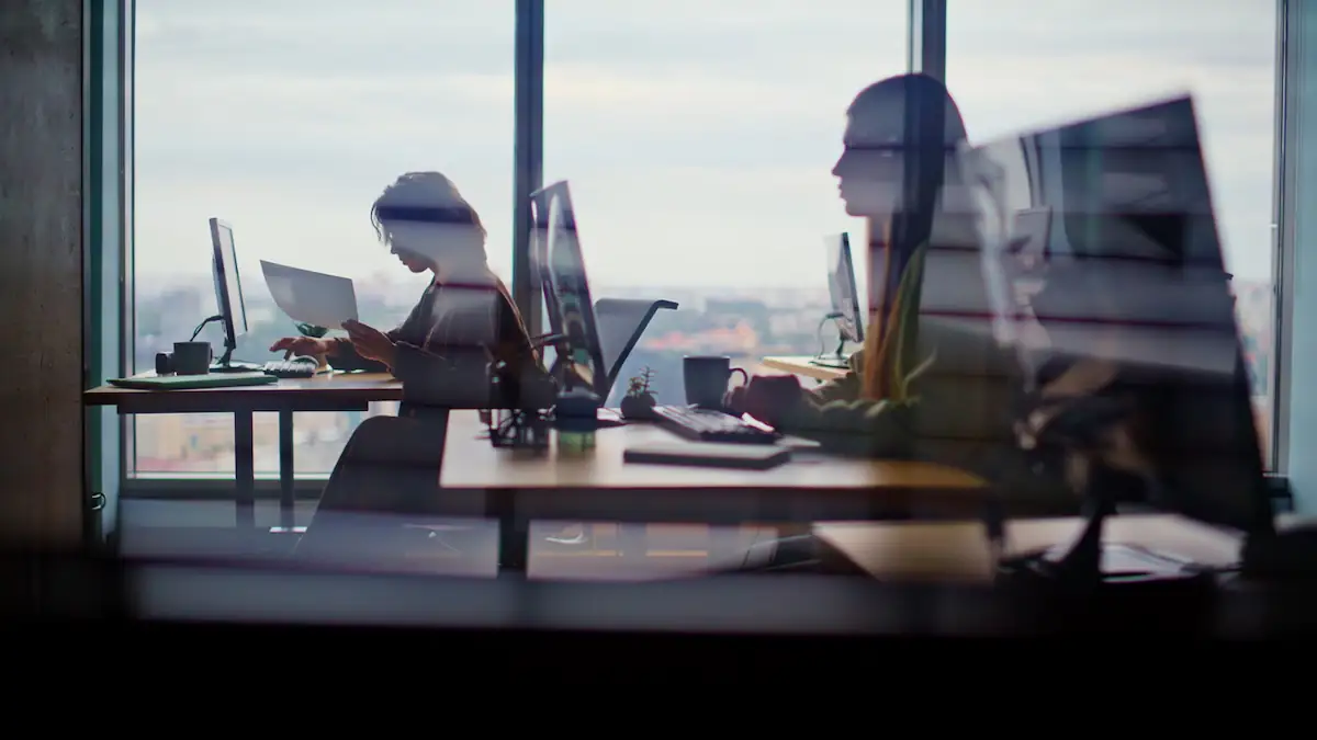 Menschen sitzen und arbeiten in einem Büro