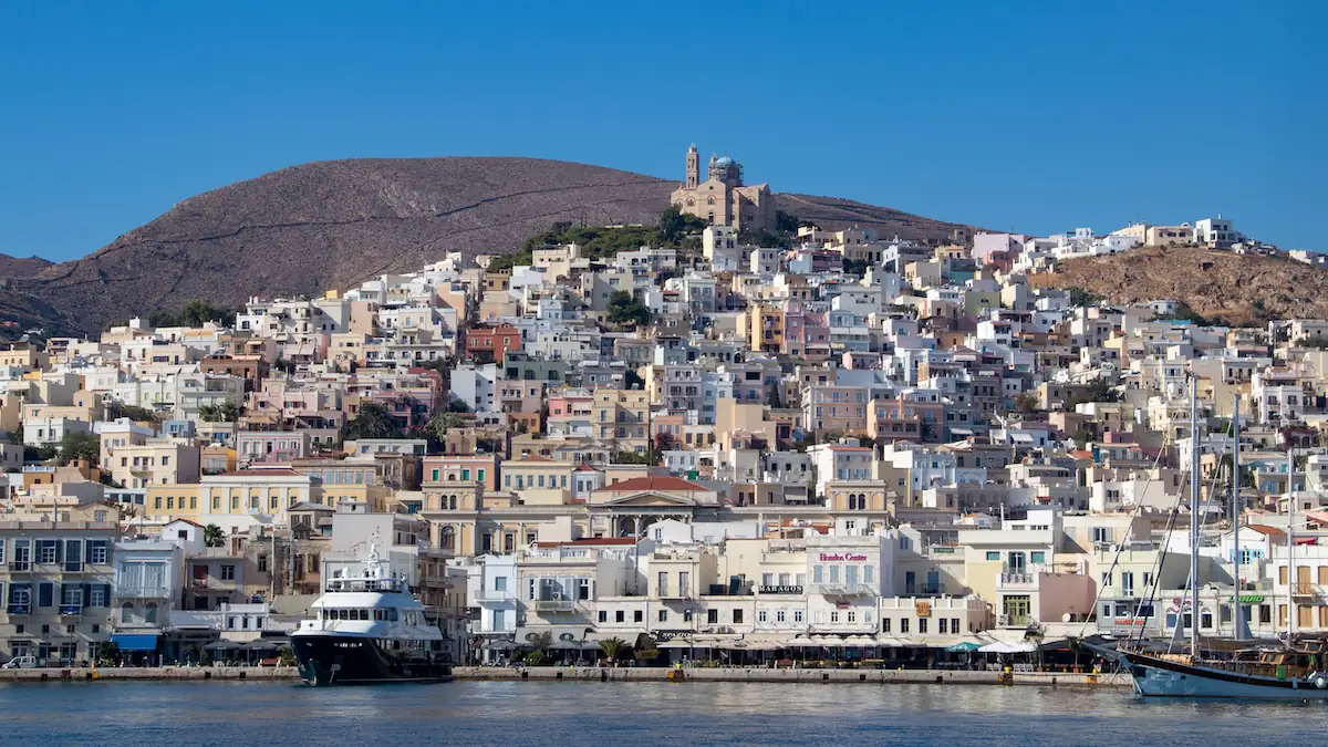 Blick auf die griechische Insel Syros mit ihren bunten Häusern: Tierschutzorganisation sucht dort Freiwillige für Katzen