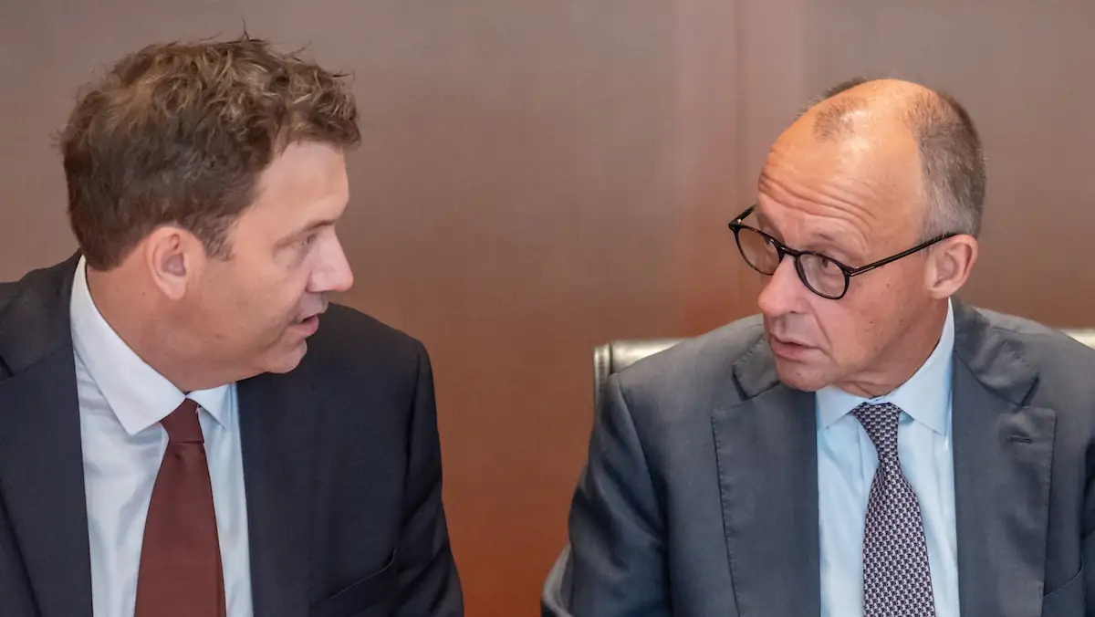 Tankrabatt 2026: Bundeskanzler Friedrich Merz (r, CDU) spricht mit Lars Klingbeil (SPD), Bundesminister der Finanzen, vor der Sitzung des Bundeskabinetts im Kanzleramt.