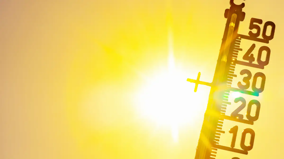 Symbolbild Hitzewelle: Thermometer vor der Sonne