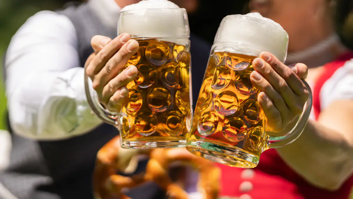 Gäste stoßen mit Bier beim Oktoberfest an