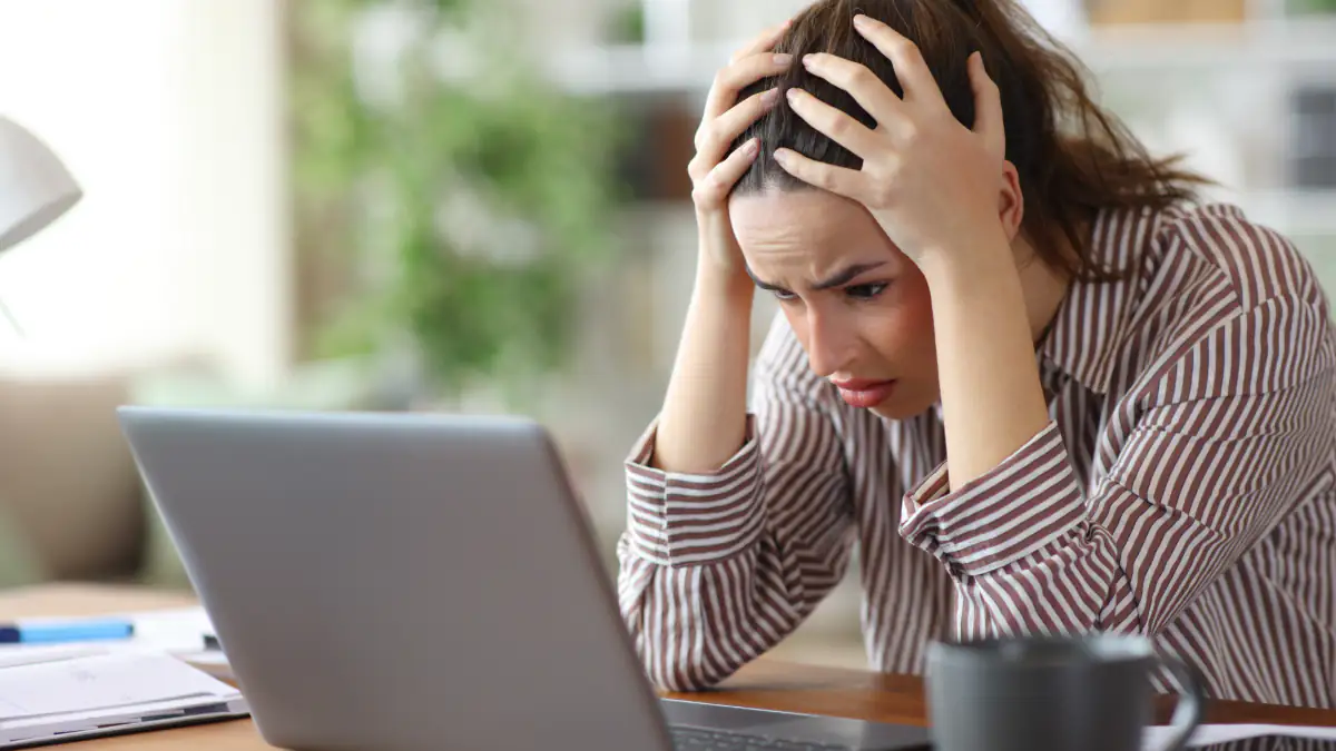 Symbolbild Polyworking: Frau sitzt verzweifelt vor dem Computer