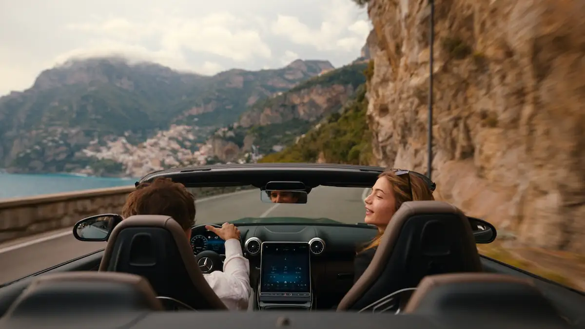 Szene aus „Drive – The Pretenders“ bei Prime Video mit zwei Menschen in einem Auto