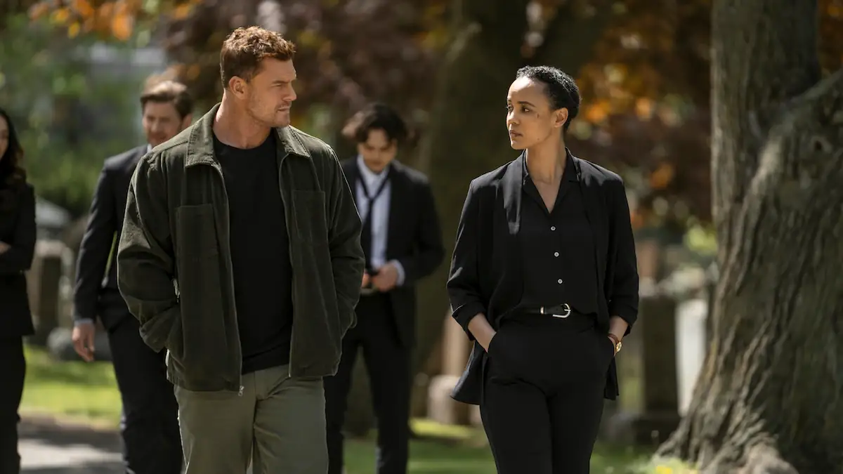 Szene mit Maria Sten und Alan Ritchson in der Serie „Neagley“