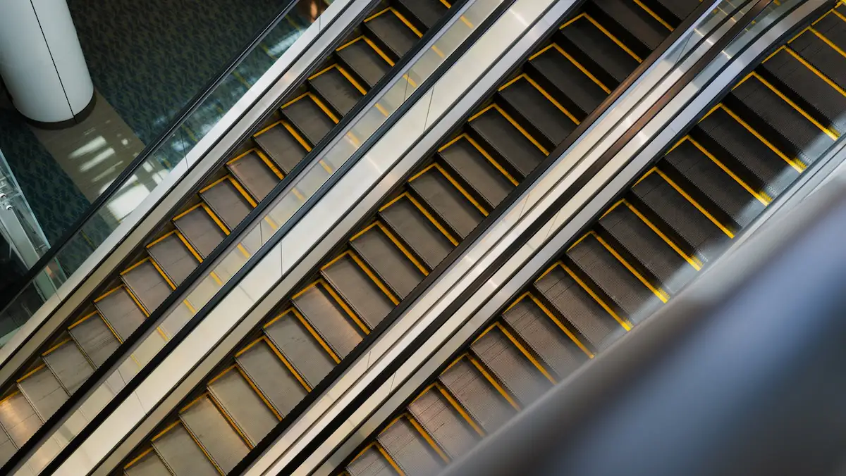 Mehrere Rolltreppen nebeneinander in einem Gebäude