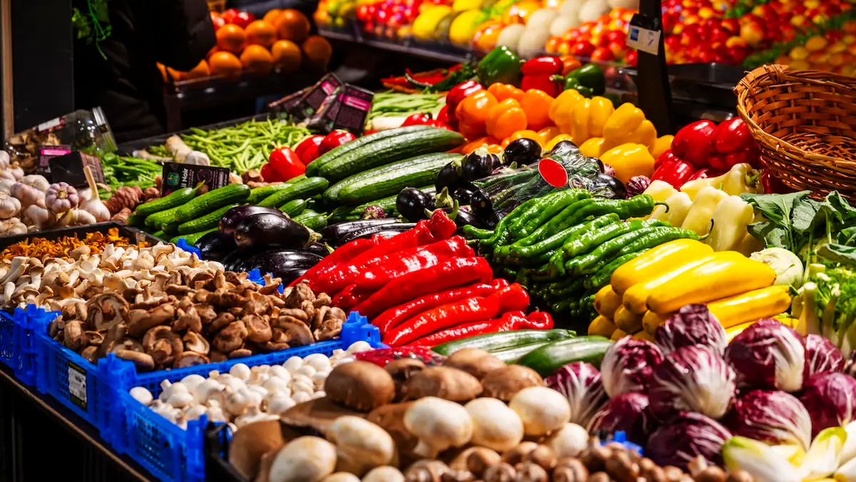 Rote Bete: Viel frisches Gemüse im Supermarkt