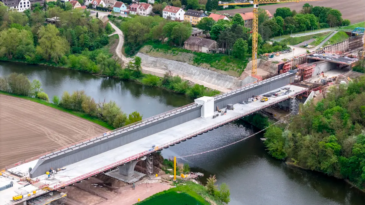 Blick auf die Baustelle der Saalebrücke der Autobahn 143 (Schwarzbuch der Steuerzahler 2026)