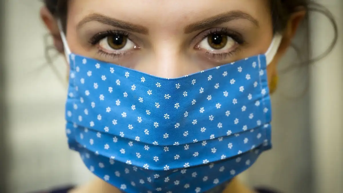 Empfehlung der WHO: Menschen sollen Schutzmaske auch in der eigenen Wohnung tragen