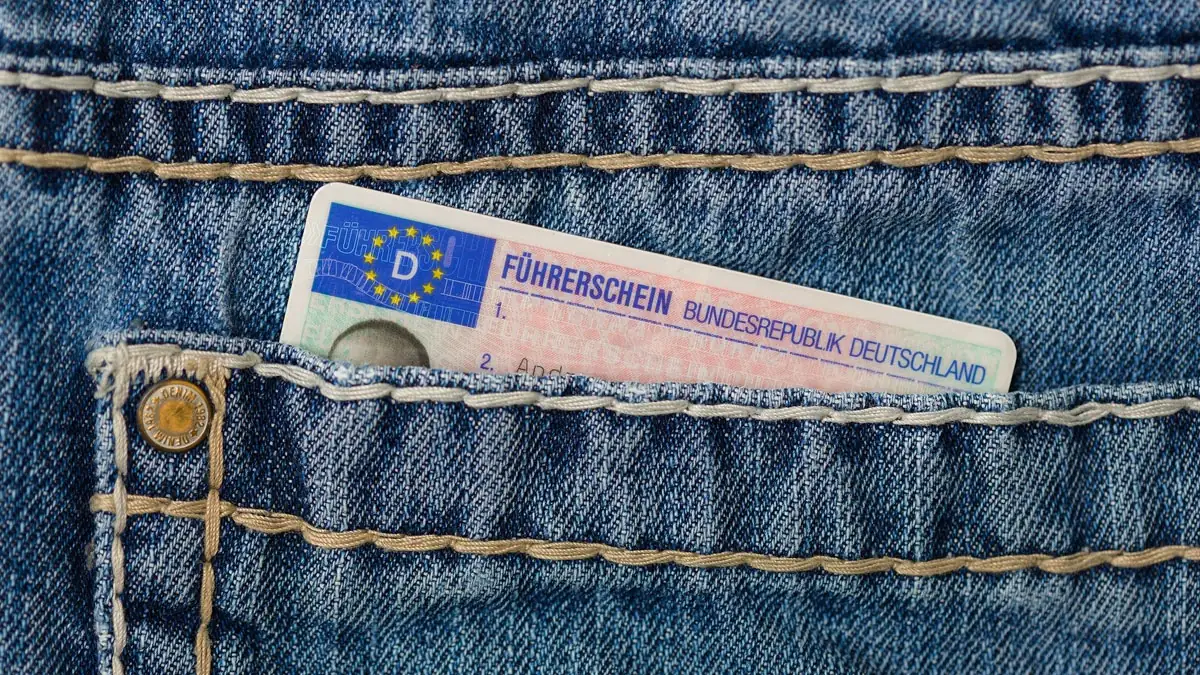 Mann besteht nach 25 Jahren und 33 Versuchen die Führerscheinprüfung