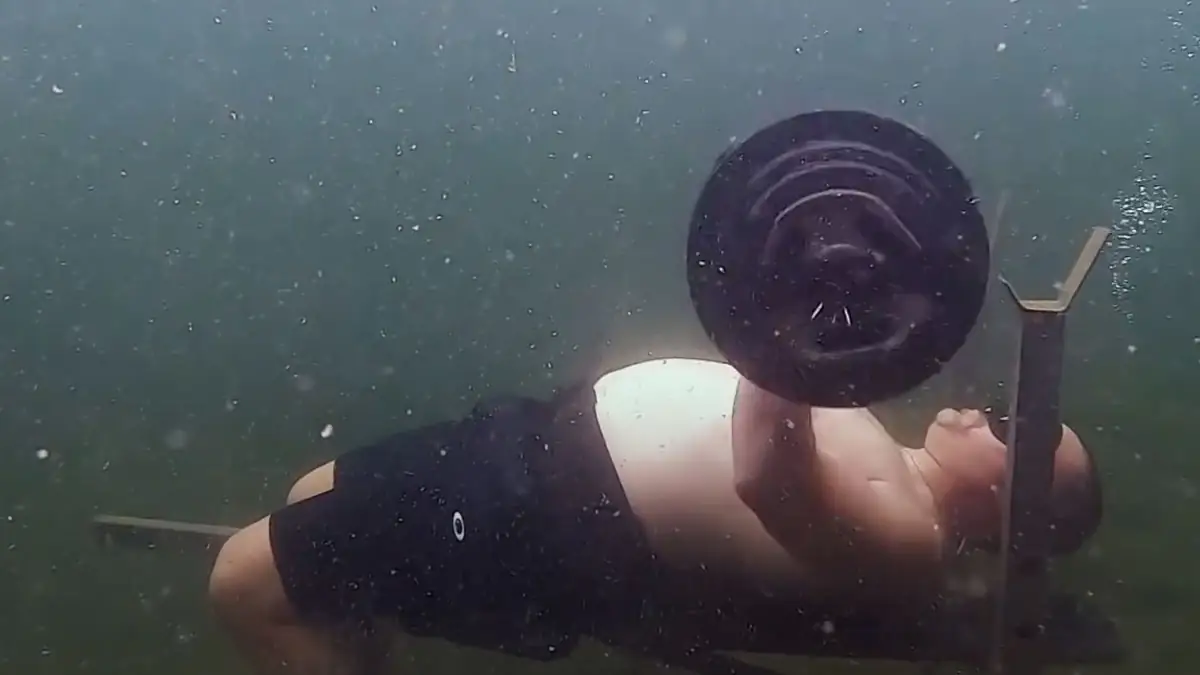 Weltrekord: Bankdrücken unter Wasser mit angehaltener Luft