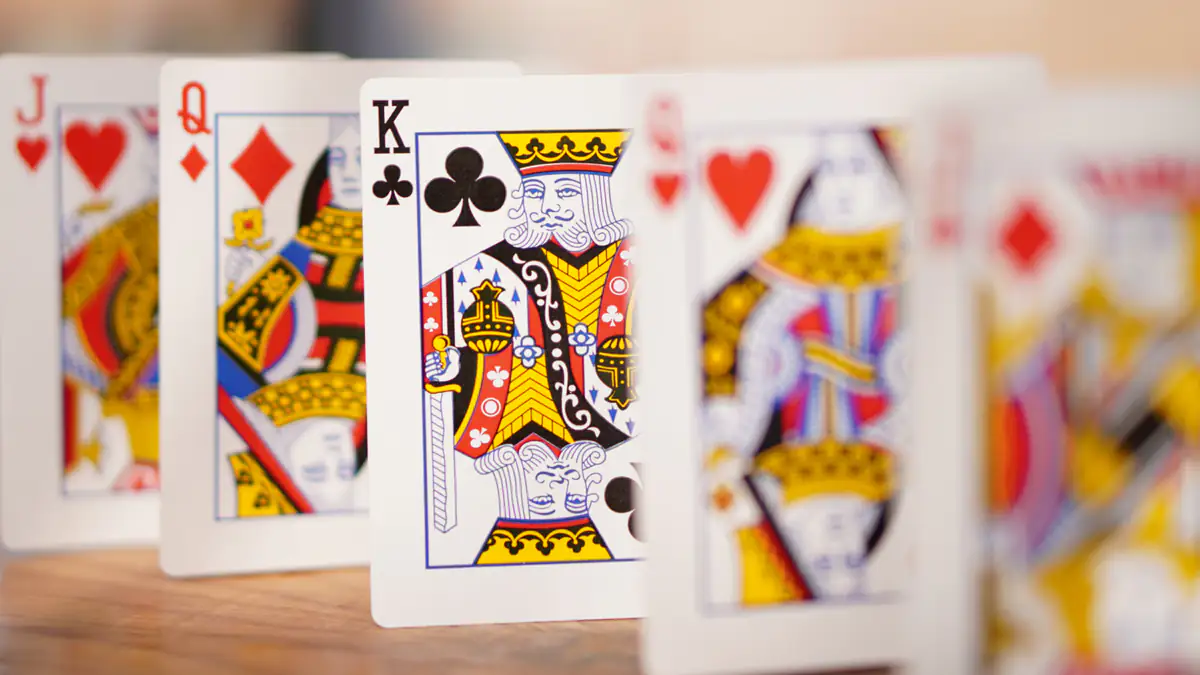 Genderneutral: Frau designt Kartenspiel ohne Bube, Dame und König