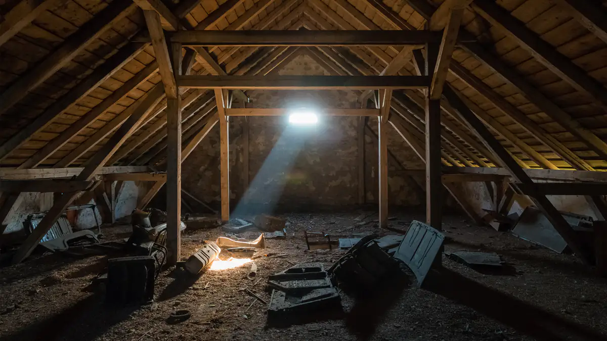 Stalker haust auf Dachboden und filmte OnlyFans-Star heimlich in der Nacht