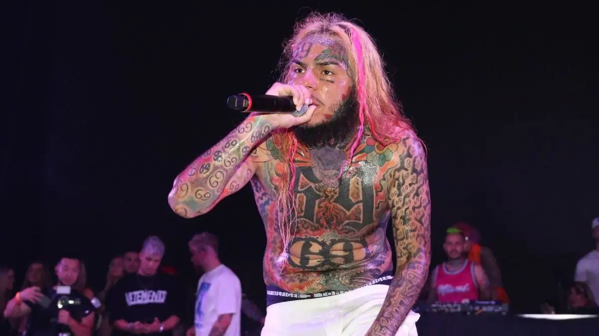 Krasses Video: Rapper 6ix9ine zeigt sein Vermögen in Bar