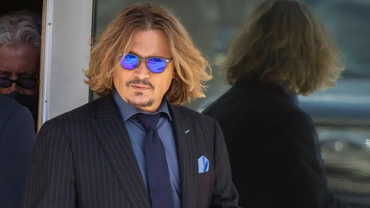 Während Gerichtsverhandlung: Johnny Depp lacht über brisante Penis-Frage