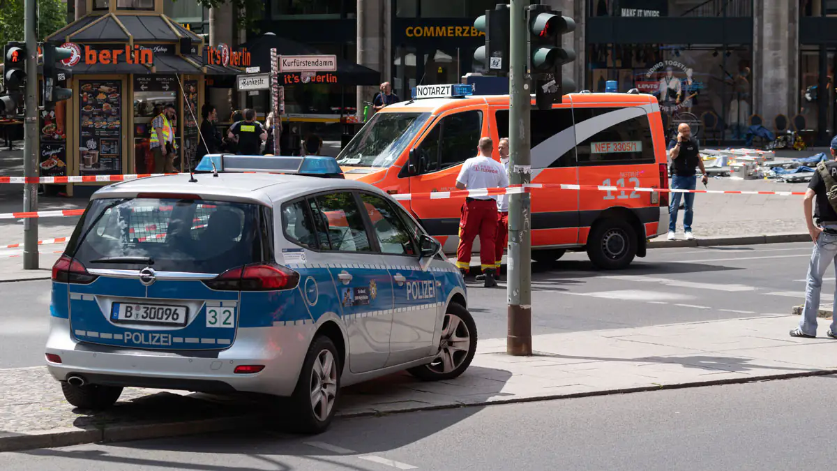 Mann fährt am Ku'damm in Schülergruppe – neue Details