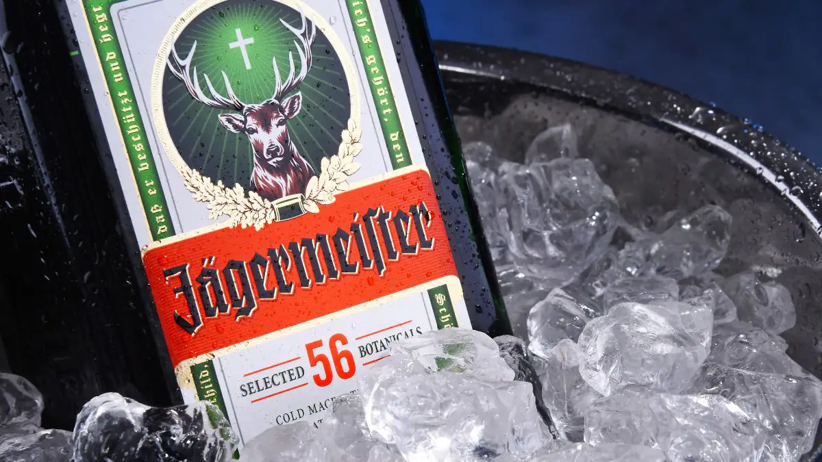 Bizarre Challenge: Mann ext Jägermeister-Flasche und stirbt