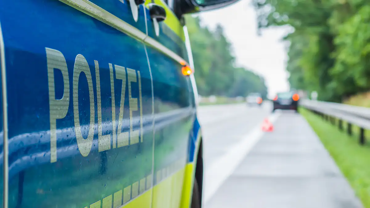 Mysteriöser Todesfall: Frauenleiche am Straßenrand entdeckt