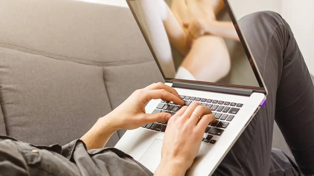 Pornosucht: An diesen Warnzeichen erkennt man sie
