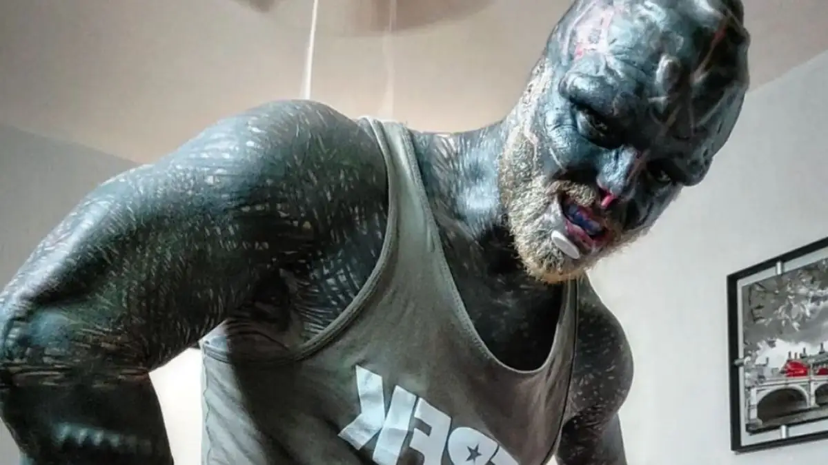 Unglaublicher Anblick: Alien-Mann zeigt sich komplett nackt